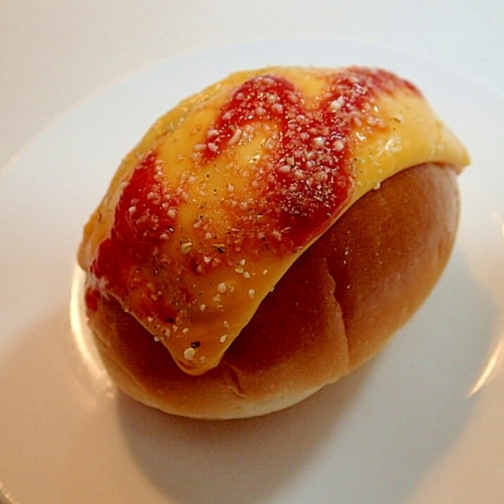 オレガノ香る　ダブルチーズとケチャの焼きロールパン